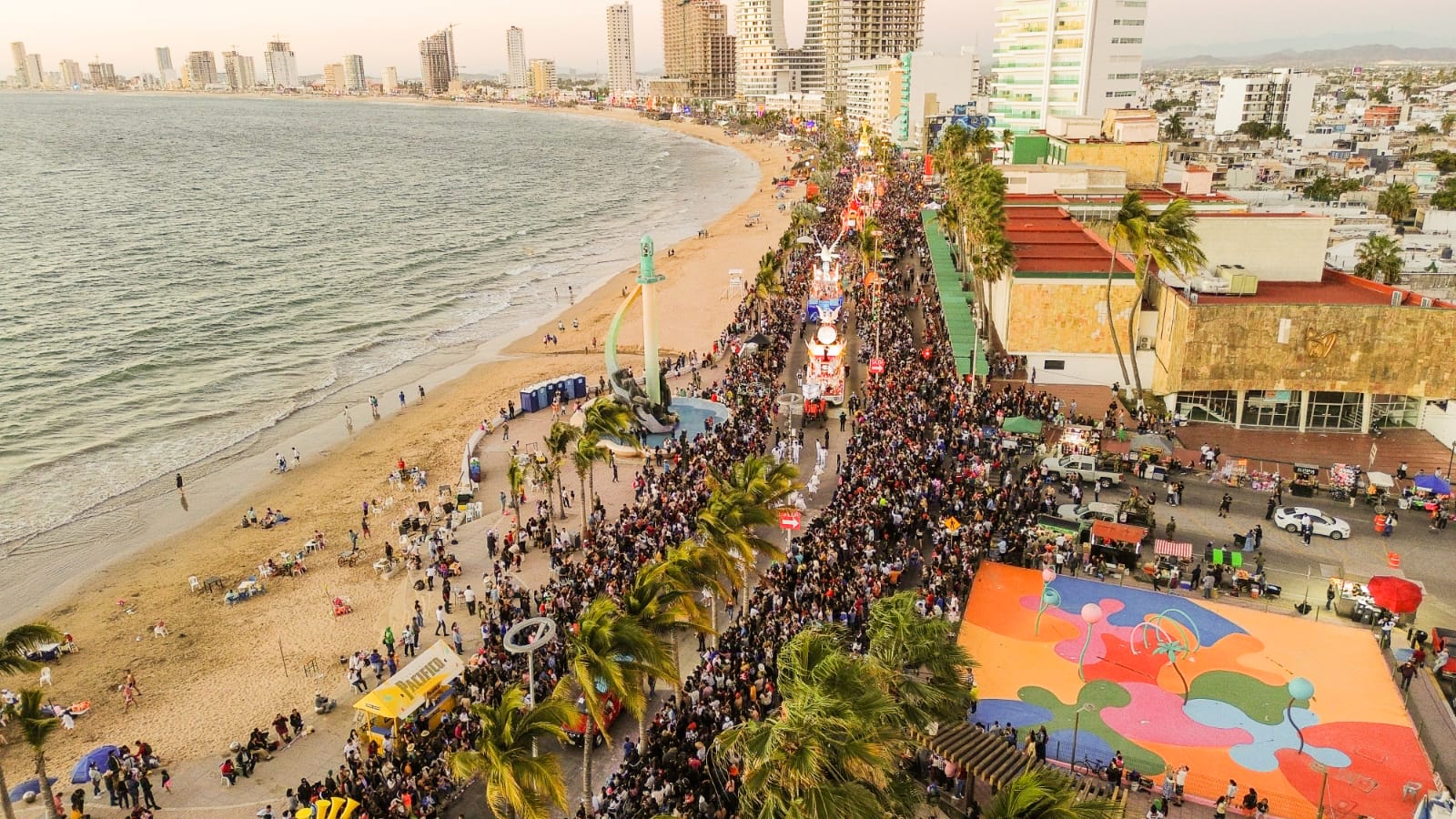 Culmina el Carnaval de Mazatlán con una asistencia de más de un millón 340 mil personas y una derrama económica superior a los 1,582 millones de pesos.