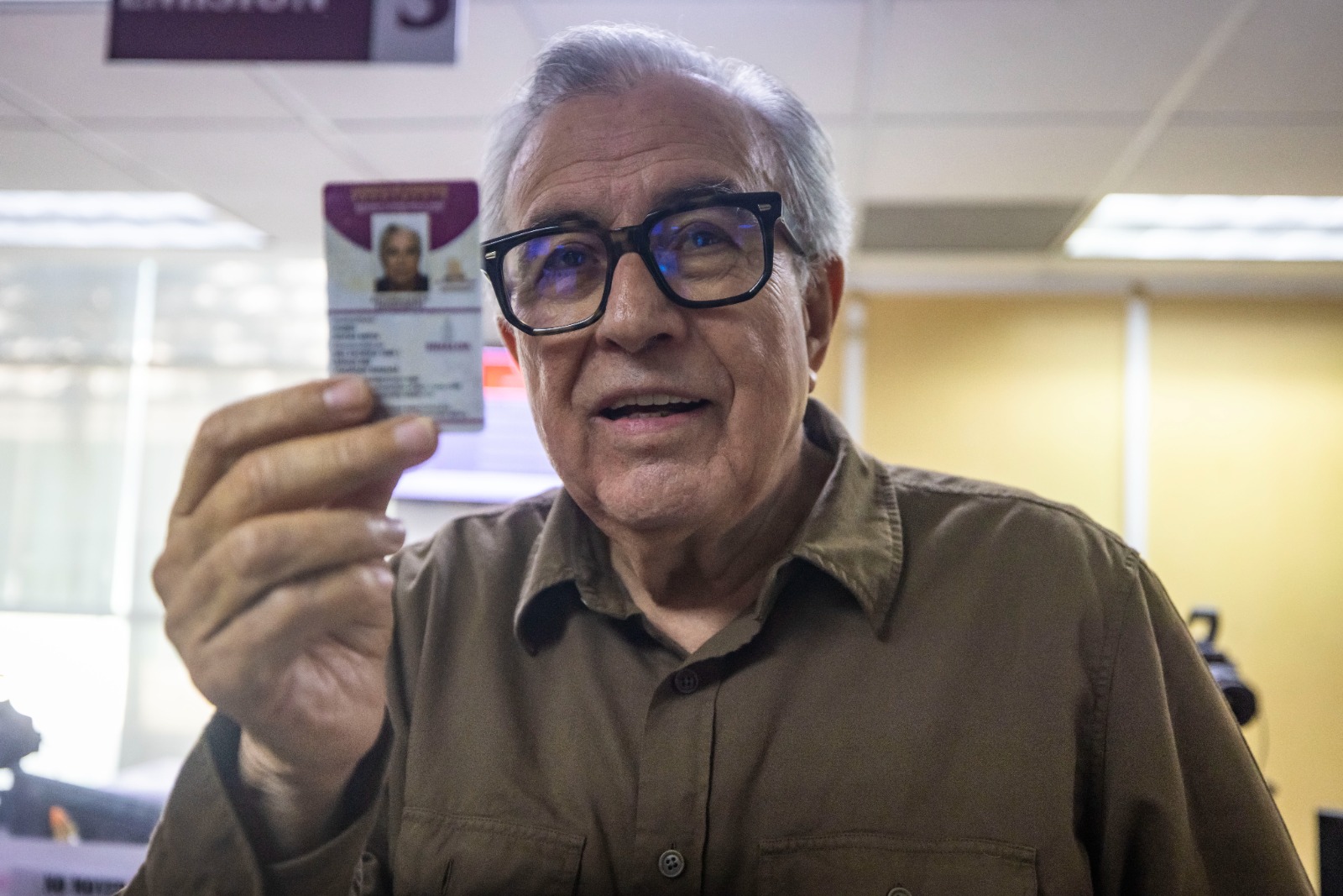 Gobernador Rocha tramita su licencia permanente.