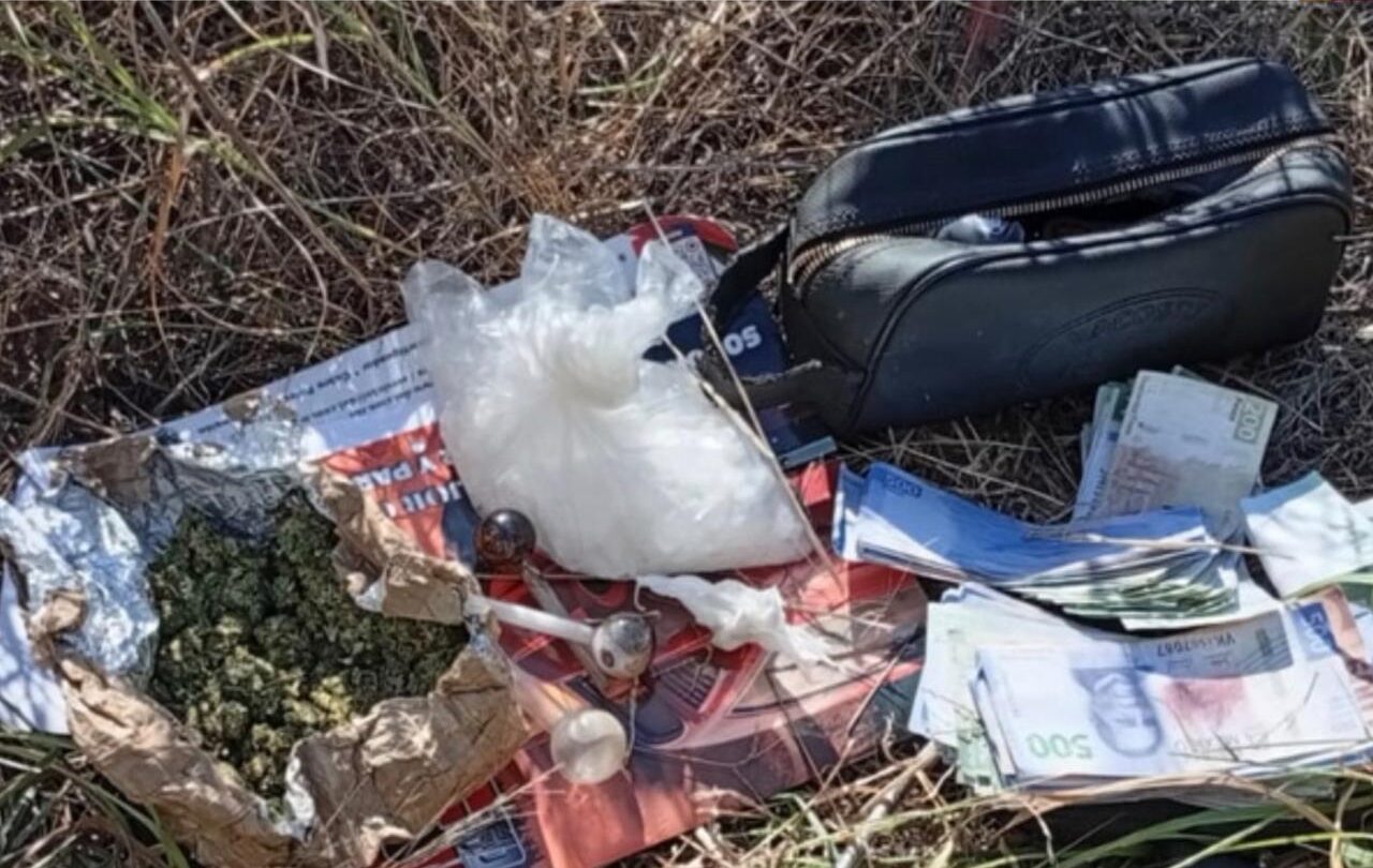 Autoridades aseguran maleta con más de 41 mil pesos en billetes falsos y presunta droga en Culiacán