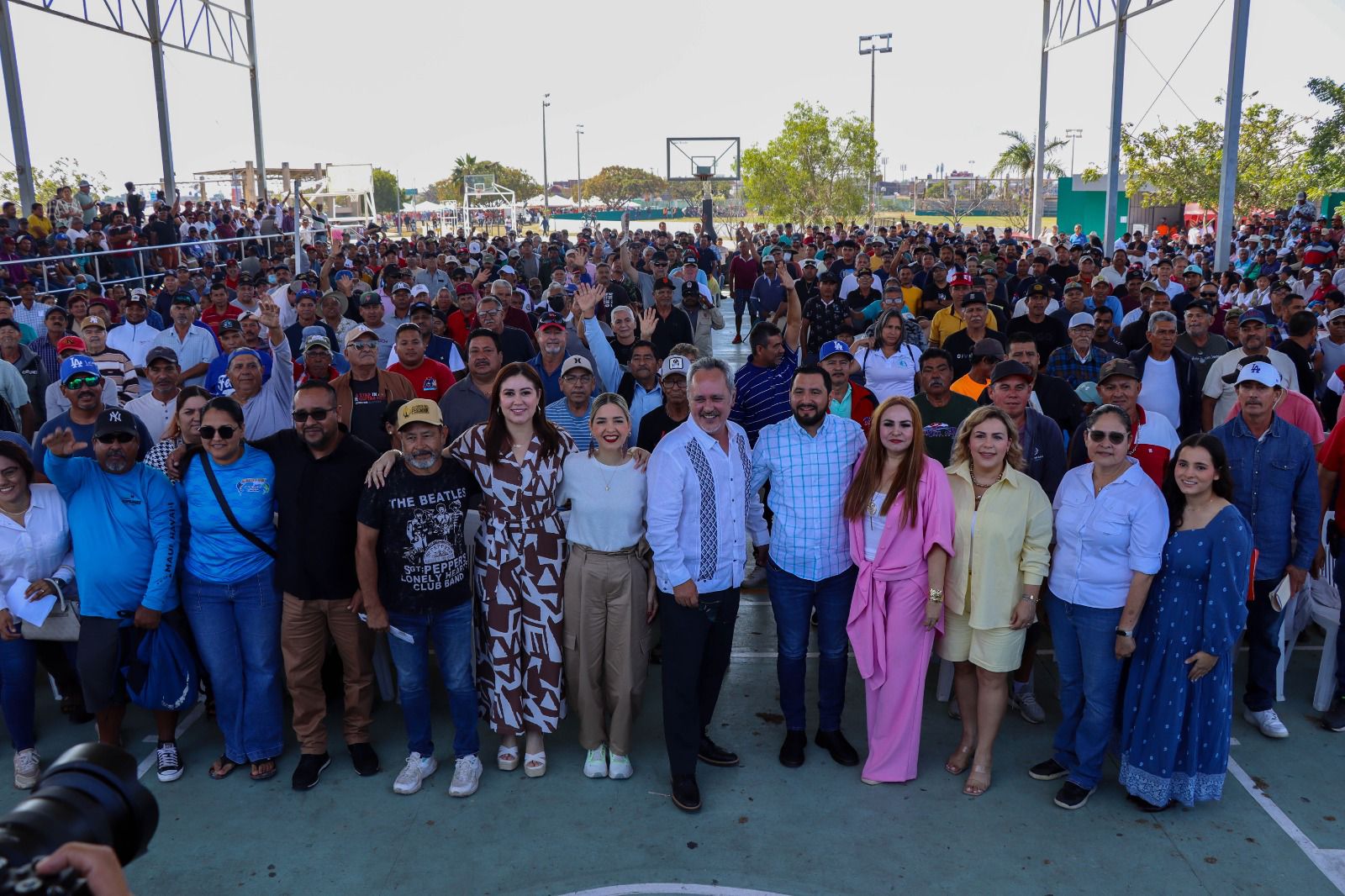Entregan tarjetas del programa Bienpesca a pescadoras y pescadores de Mazatlán.