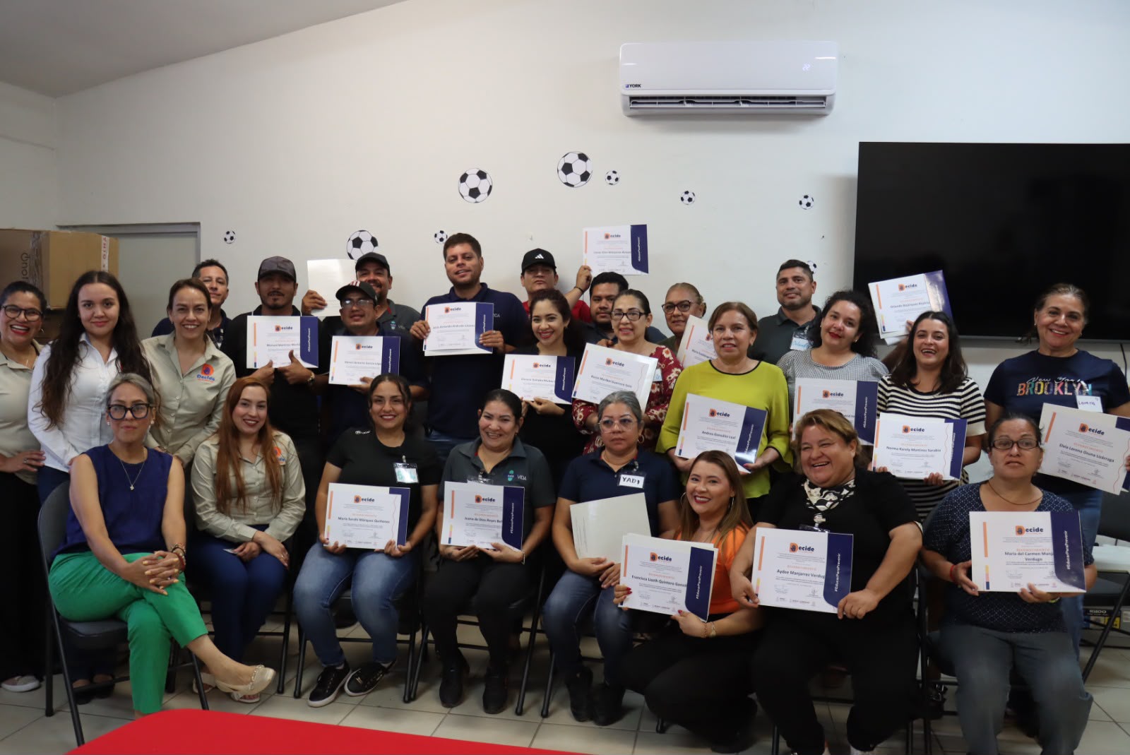 Se gradúa la primera generación del Taller Comunitario para Padres, Madres y Cuidadores